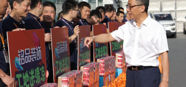 銘品裝飾集團(tuán)送清涼活動(dòng)，向所有為“品質(zhì)工程”奮斗在高溫一線的工人師傅致敬！