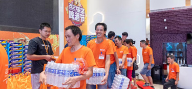 銘品裝飾舉行『產(chǎn)業(yè)工班月度會議』，為最美產(chǎn)業(yè)工人頒獎典禮，送上清涼飲品