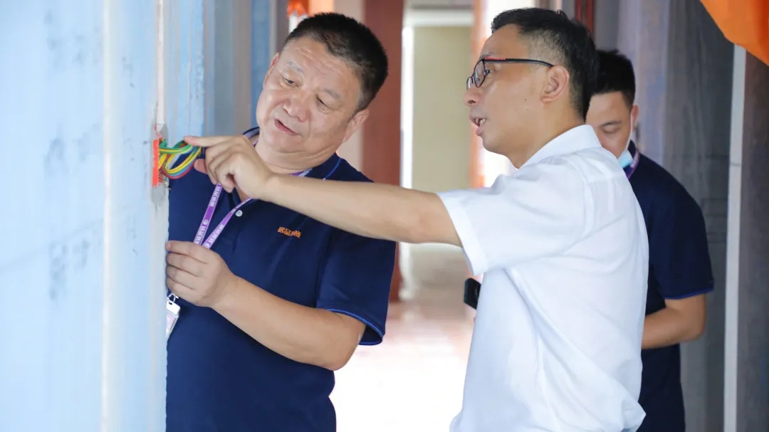 銘品裝飾董事長(zhǎng)張一良先生前往工地進(jìn)行巡查、指導(dǎo)