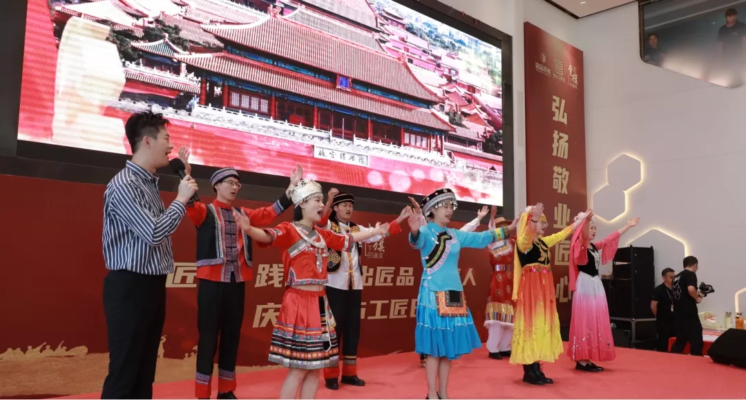領(lǐng)導(dǎo)、行業(yè)來賓共唱《愛我中華》