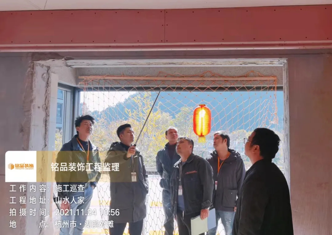 鄭經(jīng)理帶領巡查組來到木工階段的在施工地