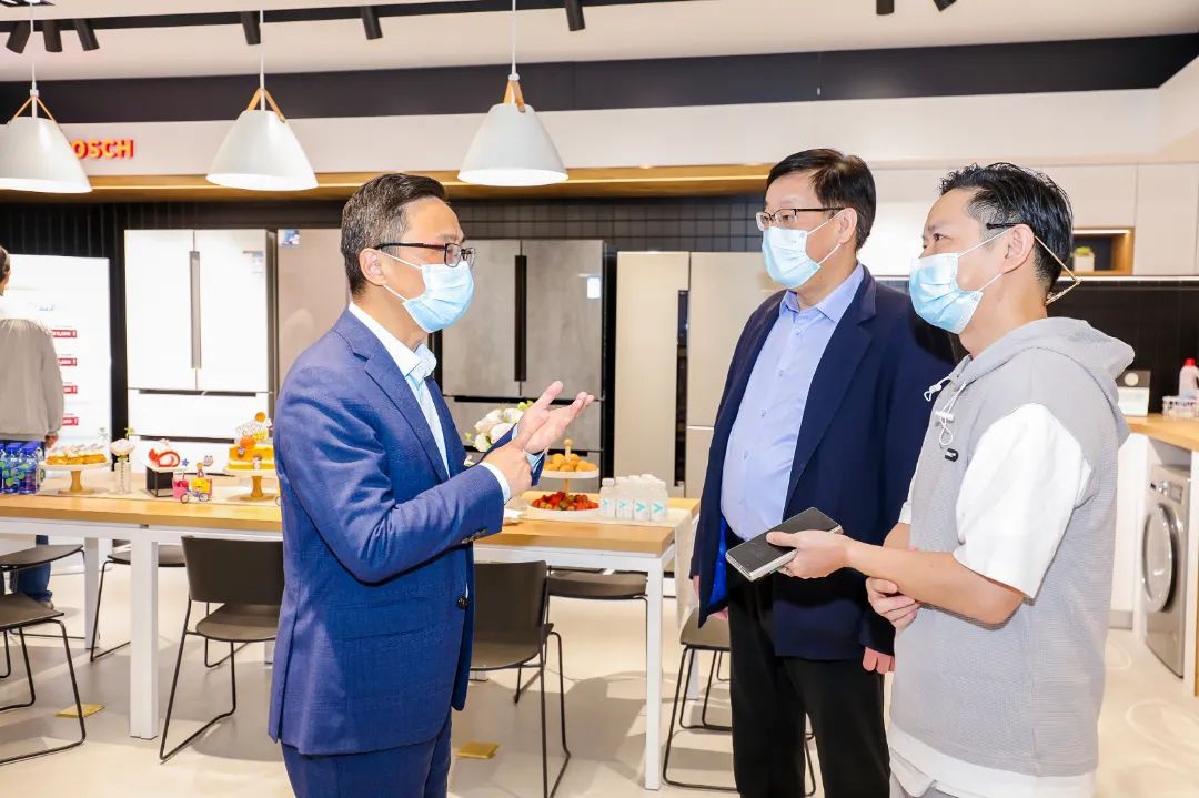 浙江著名電臺主持人阿亮老師體驗(yàn)家電展區(qū)