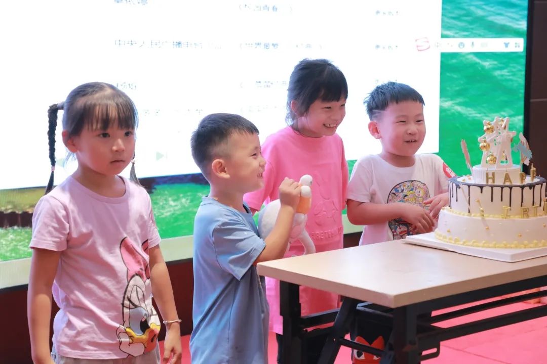 孩子們一起慶祝生日，切生日蛋糕