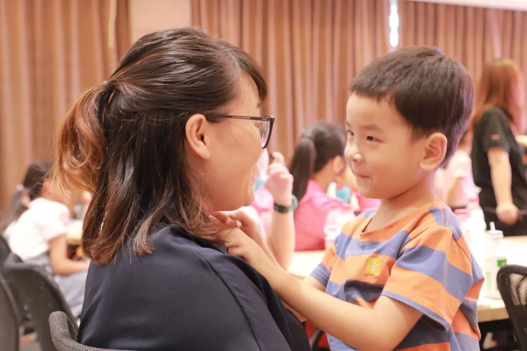 孩子與父母擁抱的瞬間，永遠(yuǎn)是動人且溫暖的