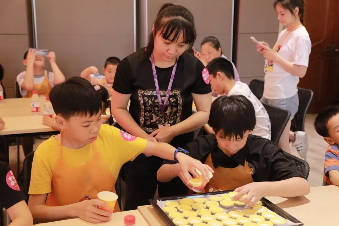 在銘品小課堂上，孩子們積極踴躍，學(xué)習(xí)成長
