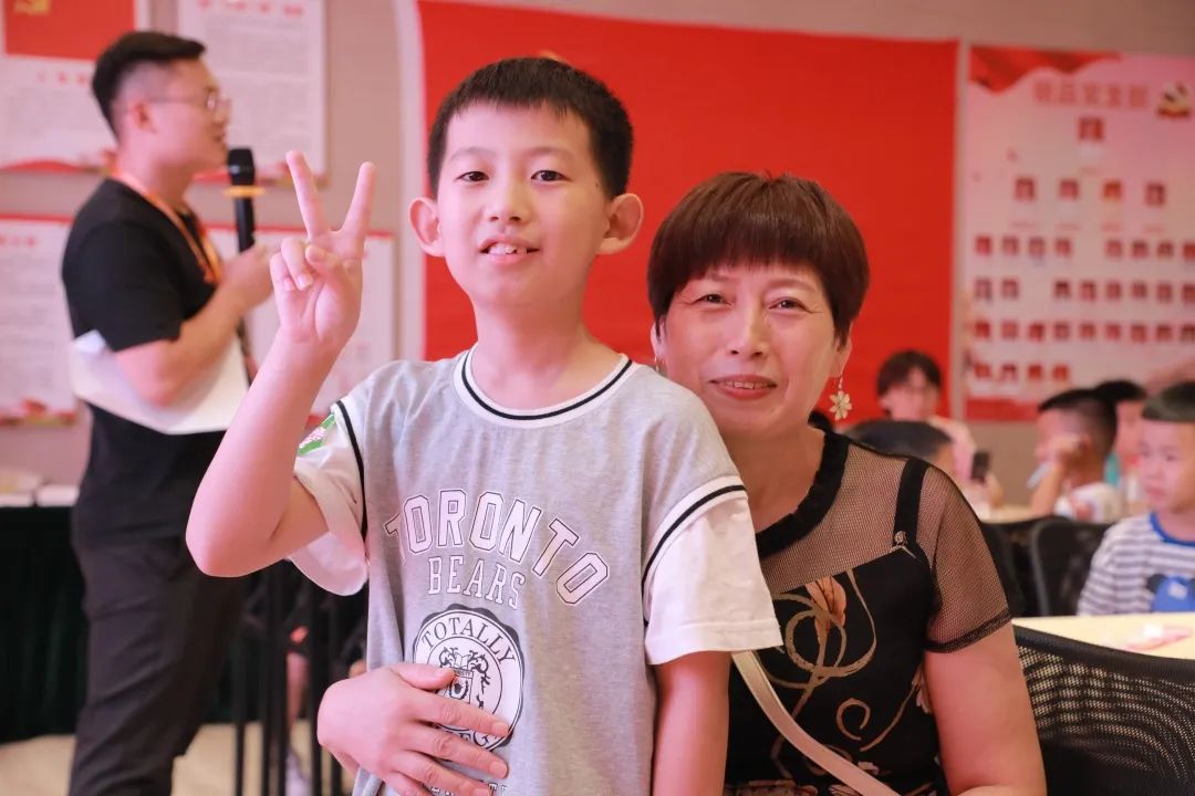 來父母的工作單位參觀，先給自己比個耶！